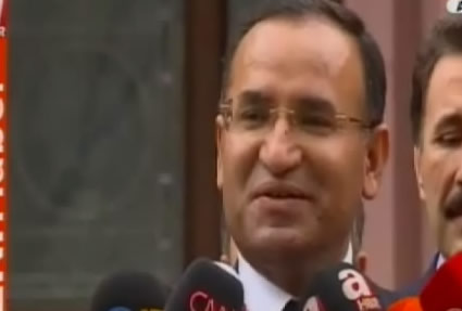 Adalet Bakanı Bekir Bozdağ, Anayasa Mahkemesinin HSYK Kararına İlişkin Gazetecelerin Sorularını Yanıtladı..